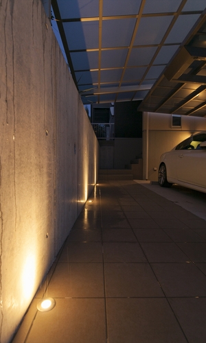 床に埋め込まれた照明で演出されたアプローチ