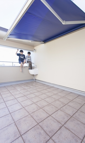 開放感抜群なバルコニー。ブルーのオーニングも印象的。