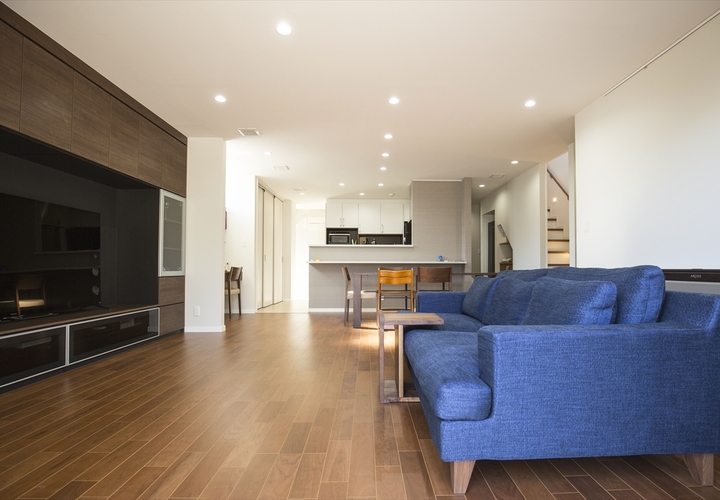 青いソファが印象的。ゆったりと展開するLDK