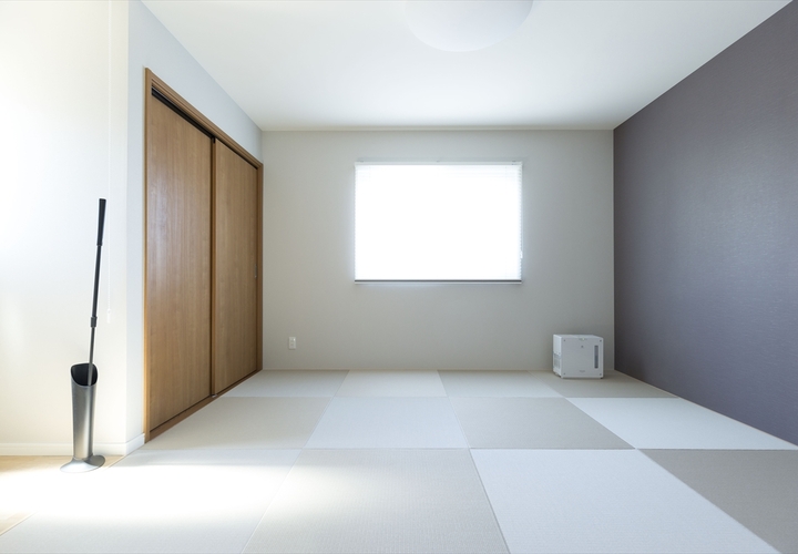 あずき色のアクセント壁が印象的な和室