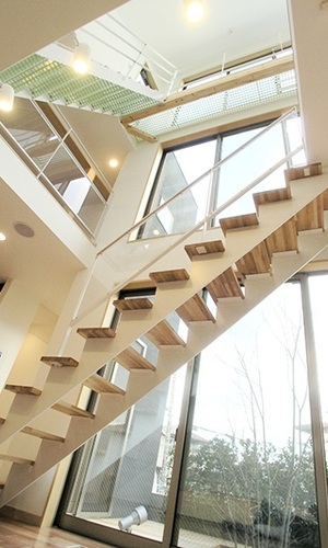 全面窓の明るい吹き抜け階段