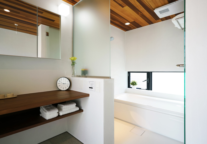 天井板張りとタペガラスで仕上げたバスルーム