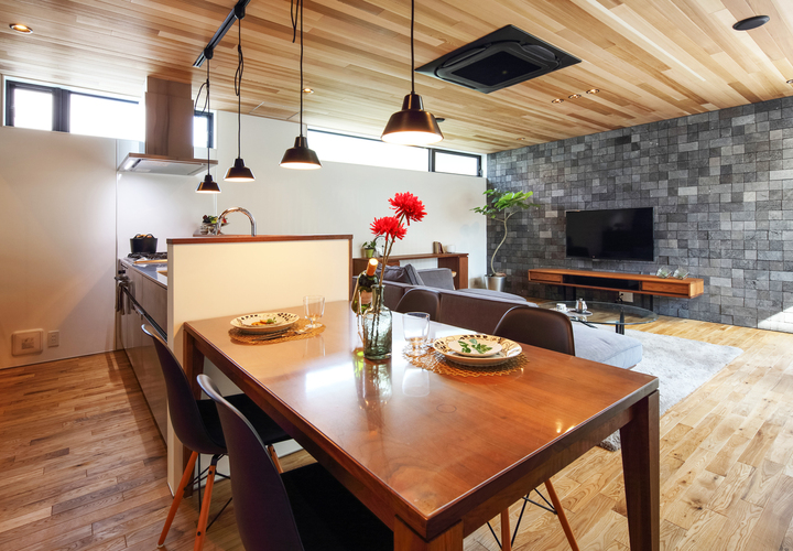 溶岩石でできた「ラバ・ストーン・タイル」がアクセントとなったLDK