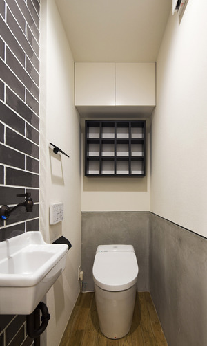 モノトーンでまとめられたトイレ