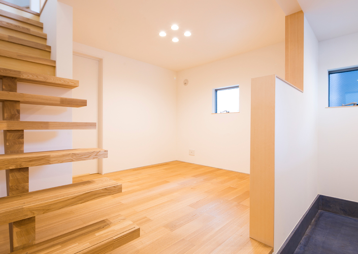 グリーンウォールと大きな土間エントランスを持つ狭小住宅