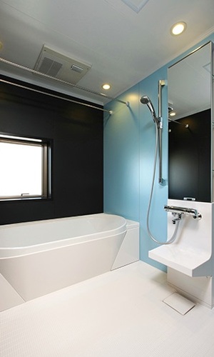 アクアブルーの壁のモダンな浴室