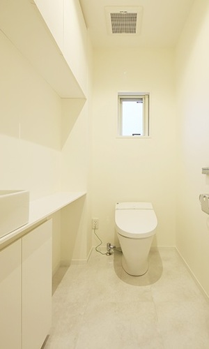 白を基調としたトイレ