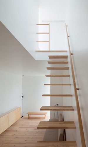 階段は自然光の取り入れ装置