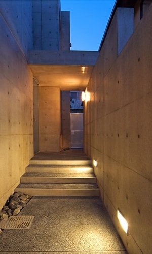 主人を迎える玄関アプローチ