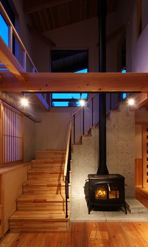 自然素材で作られた薪ストーブのあるリビング