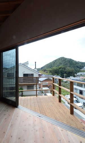 リビングからつながるバルコニーと西側の眺望