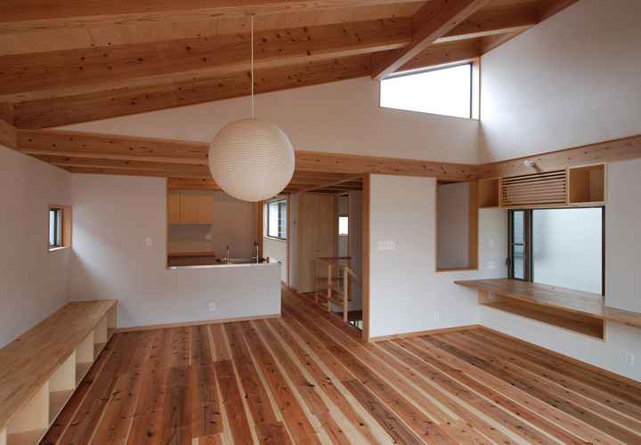 寝室からリビングを見る。