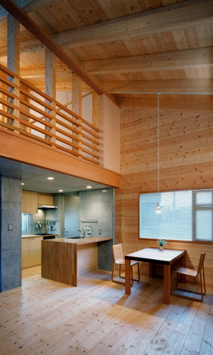 リビングからダイニングキッチンを見る