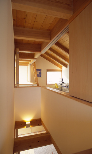 林立する柱の夜景（夜）