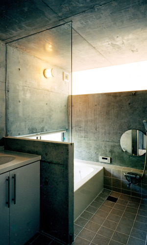 コンクリート打放しの洗面と浴室