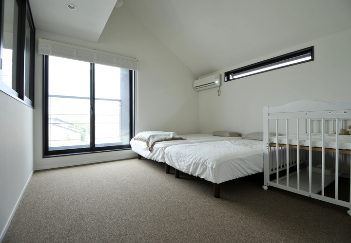 吹き抜け横の主寝室