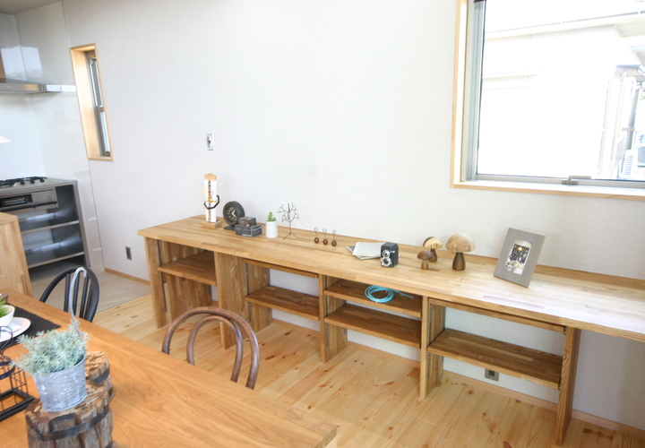 造作カウンターでアイロンがけをしたり、子供たちが宿題をしたり…