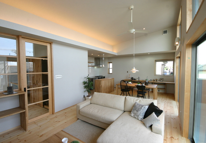 勾配天井に大開口の窓で明るく広々としたＬＤＫ