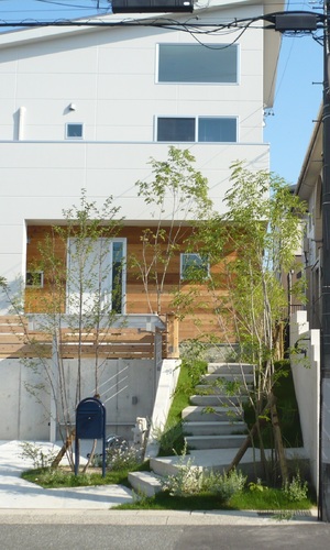 高基礎を楽しむ外構デザイン