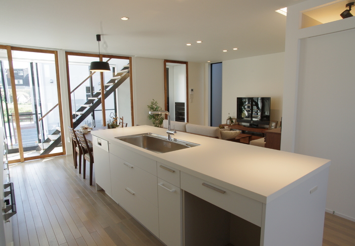 窓に挟まれた階段がユニークな間取り