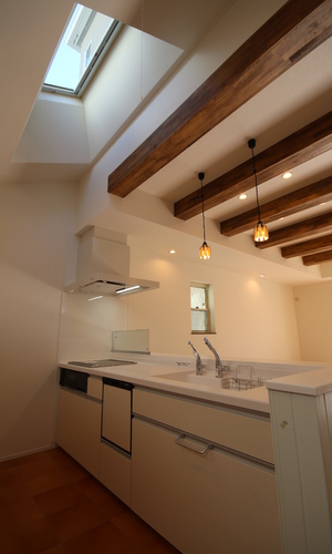 天窓からの朝日を浴びながら朝食づくり