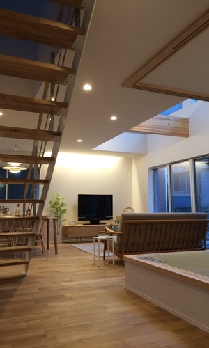 鉄骨階段がインテリアのアクセントに