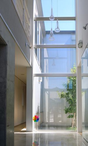 玄関ホールから中庭を見る