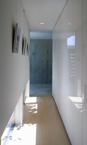 リビング側から玄関ホールを見返す