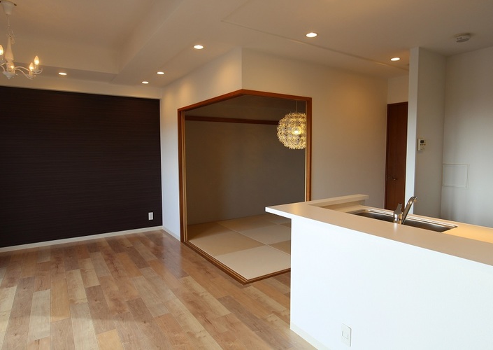 大パノラマの夜景と音楽を堪能できる大人空間