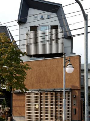 狭小3階建てロフト付4層構造の家