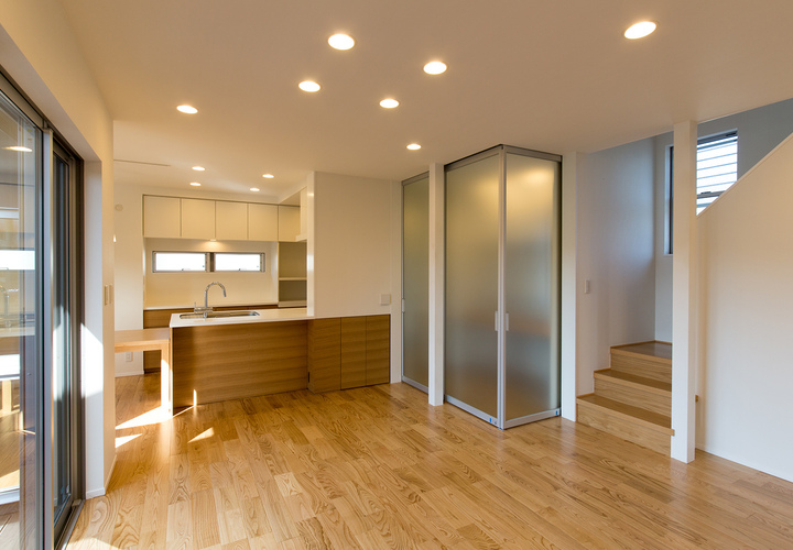 ウッドデッキに面したリビング