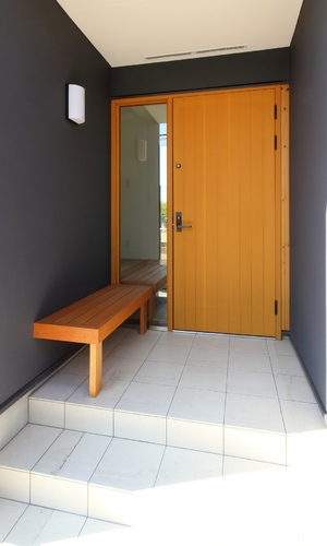 ベンチのある玄関ポーチ