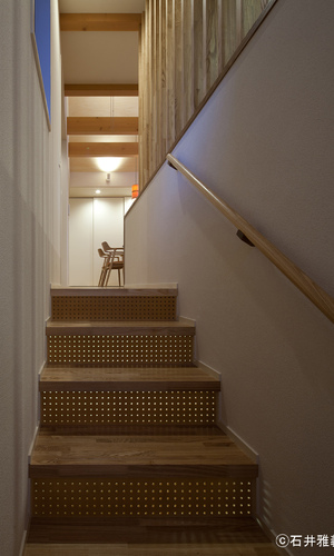 孔あき合板による階段