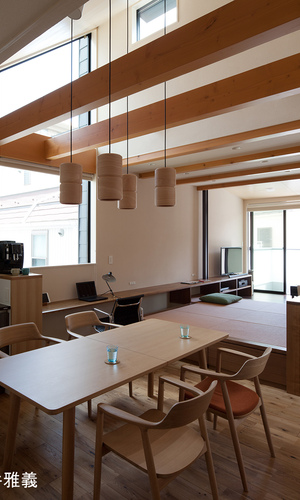 小上がりのある居間と連続するダイニング