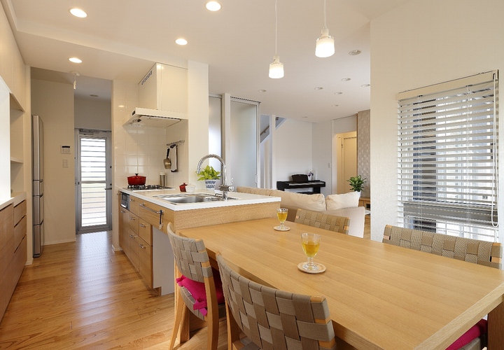 キッチンと連続するダイニング