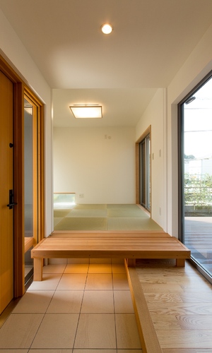 和室とリビングをつなぐ玄関