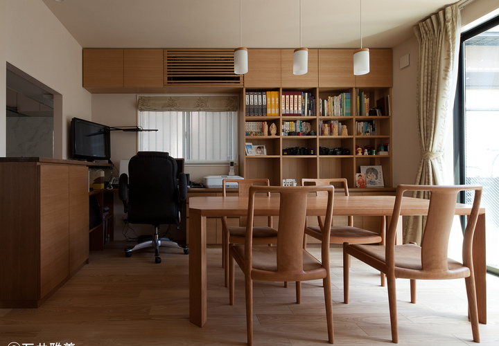 造付けの書斎机のあるダイニング