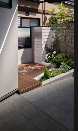 玄関ポーチ脇の親世帯の前庭