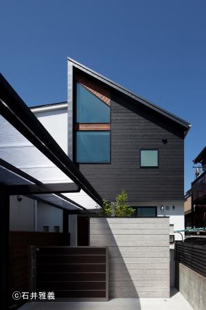 黒の焼杉と大開口が象徴的な2世帯住宅｜桜川の家