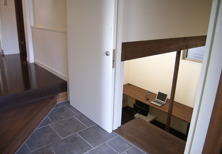 玄関脇から入る半地下の書斎