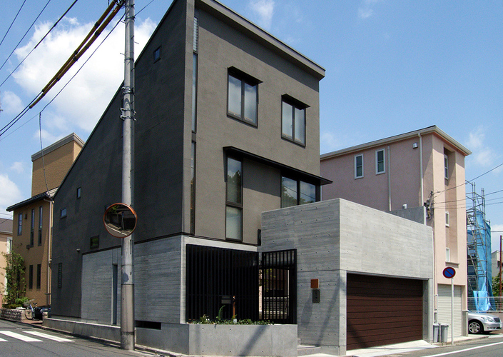 地下1階地上3階の混構造｜バス通りの家