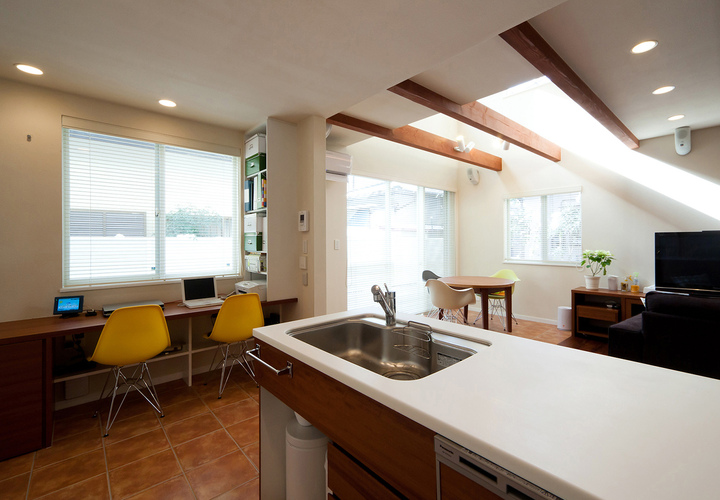 キッチン脇の多目的カウンター