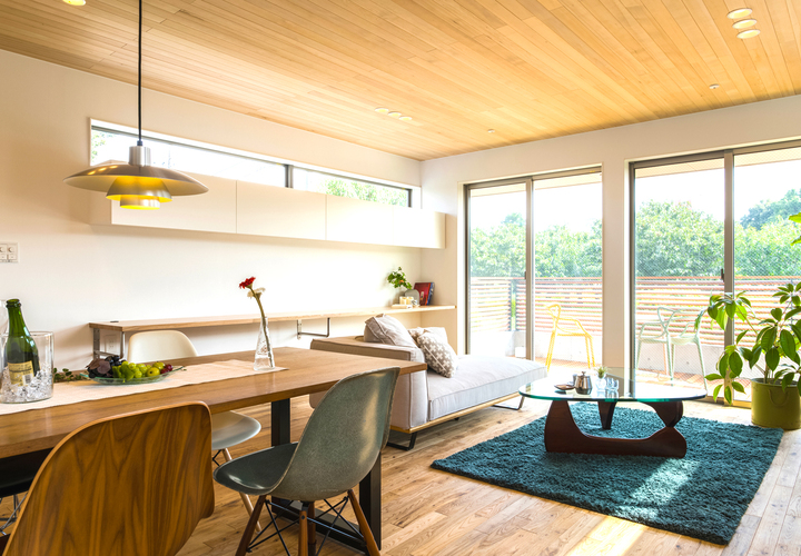 自然あふれる借景と共に暮らせるリビングルーム