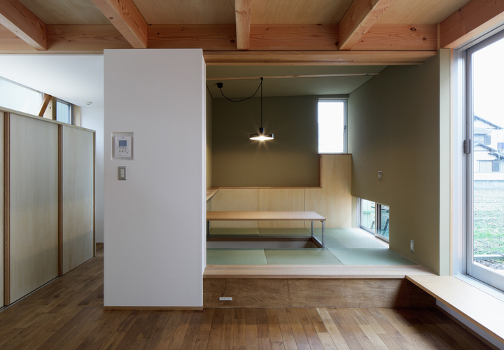 インナーリビングから畳敷きのダイニングをのぞむ