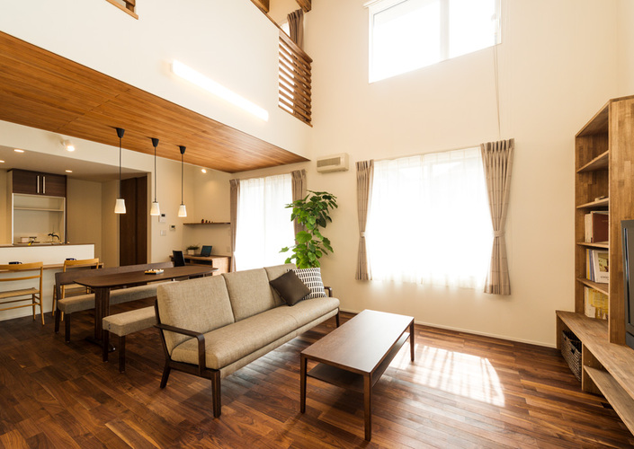 スキップフロアと吹抜けが家族の気配と光を運んでくれる家