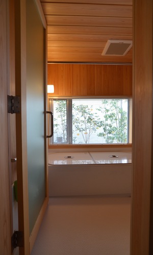 サワラ板貼りのハーフユニットバス