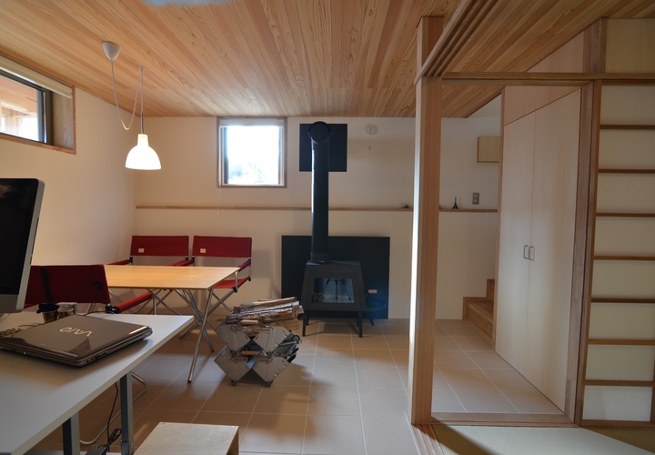 薪ストーブのある半地下空間