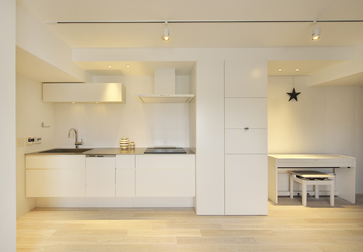 背景に馴染む白いキッチン