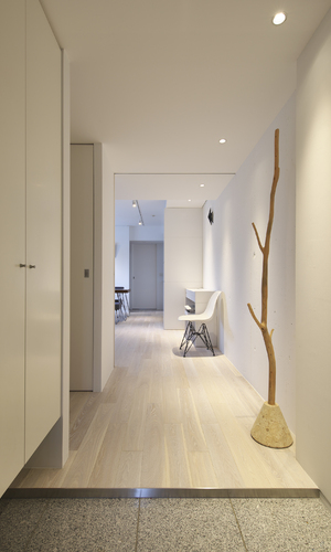 リビングと一体的な明るい玄関ホール