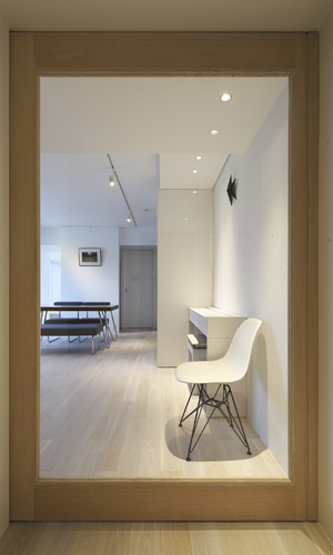 リビングの気配を切り取る額縁のようなリビングドア